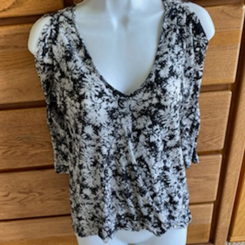 New JESSICA SIMPSON Black & White Floral COLD SHOULDER TOP * 3/4 sleeve * XS